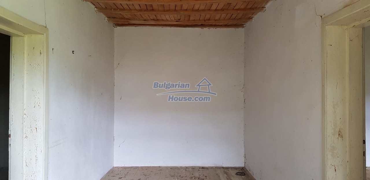 12989:50 - Cheap property for sale in Bulgaria near dam lake 20km to Popovo