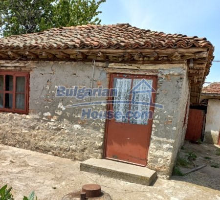 14143:4 -  OLD HOUSE WHIT BIG  yard ONLY 8 km from the sea