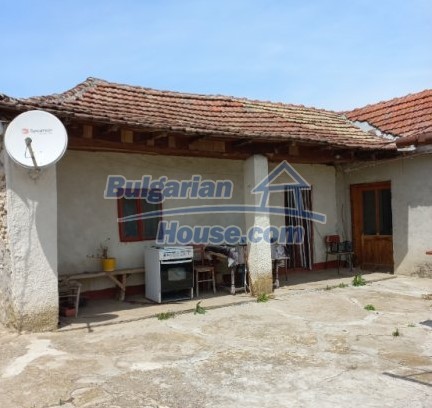 14143:5 -  OLD HOUSE WHIT BIG  yard ONLY 8 km from the sea
