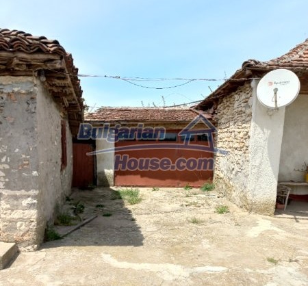 14143:3 -  OLD HOUSE WHIT BIG  yard ONLY 8 km from the sea
