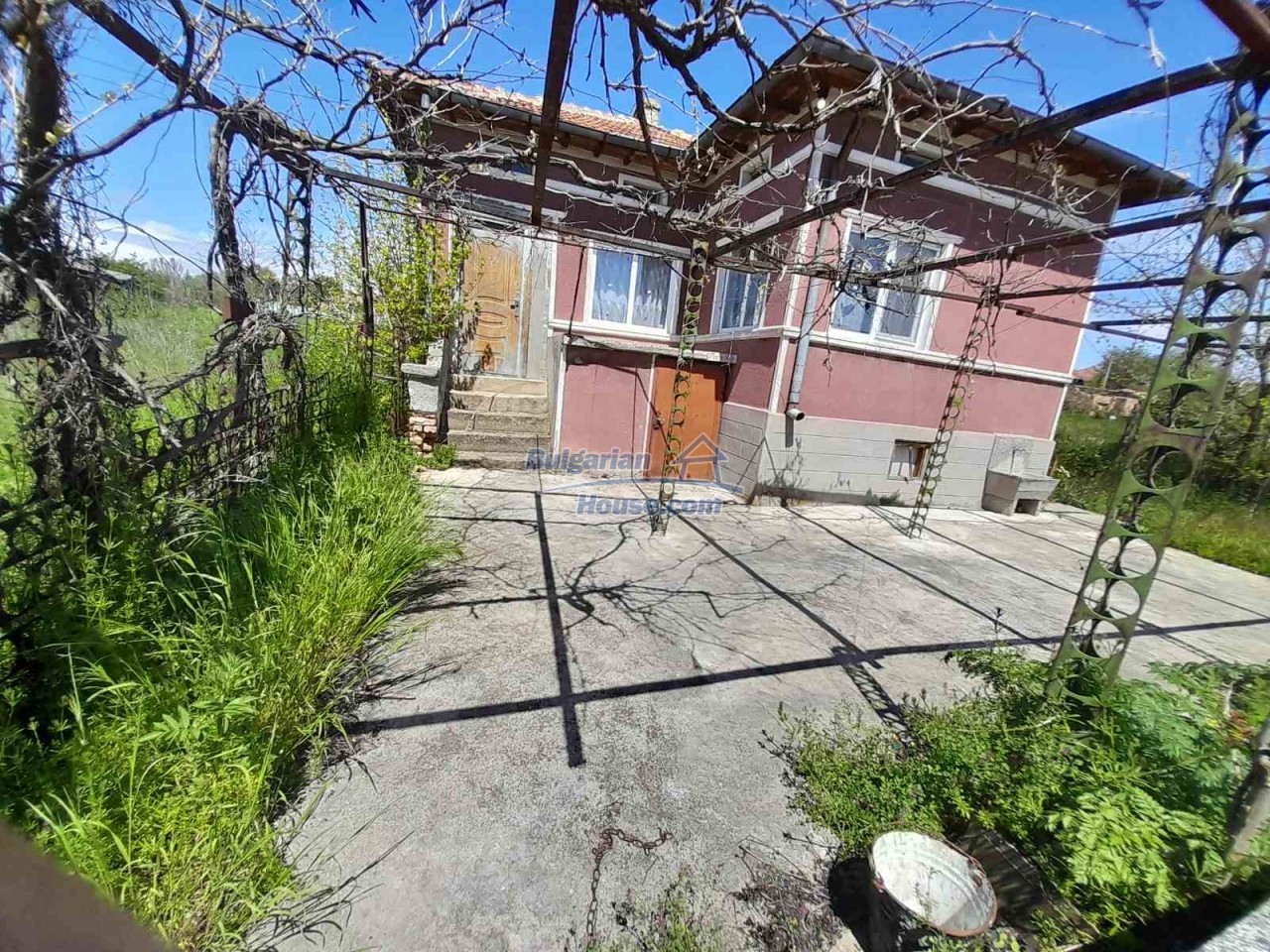 14162:1 - Cheap property for sale  in a village near Dobrich!Hot offer!