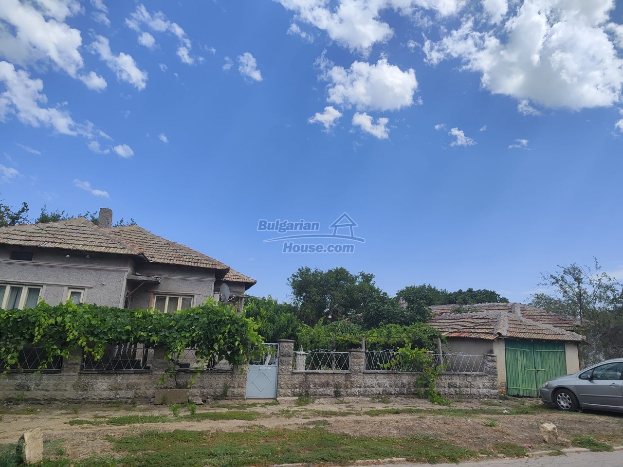 13438:1 - Solid house for sale with a large yard , only 18km by the sea