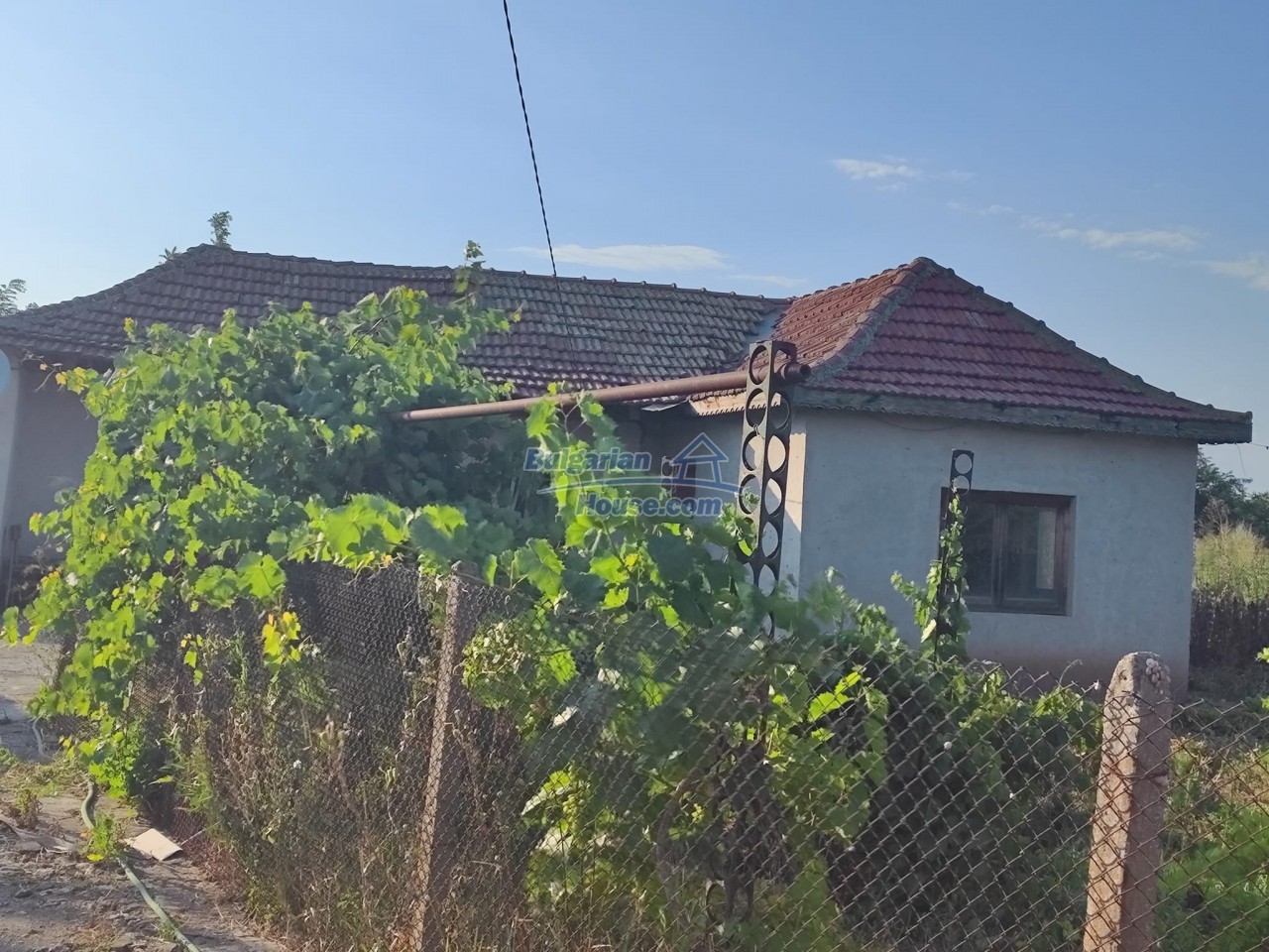 14143:9 -  OLD HOUSE WHIT BIG  yard ONLY 8 km from the sea