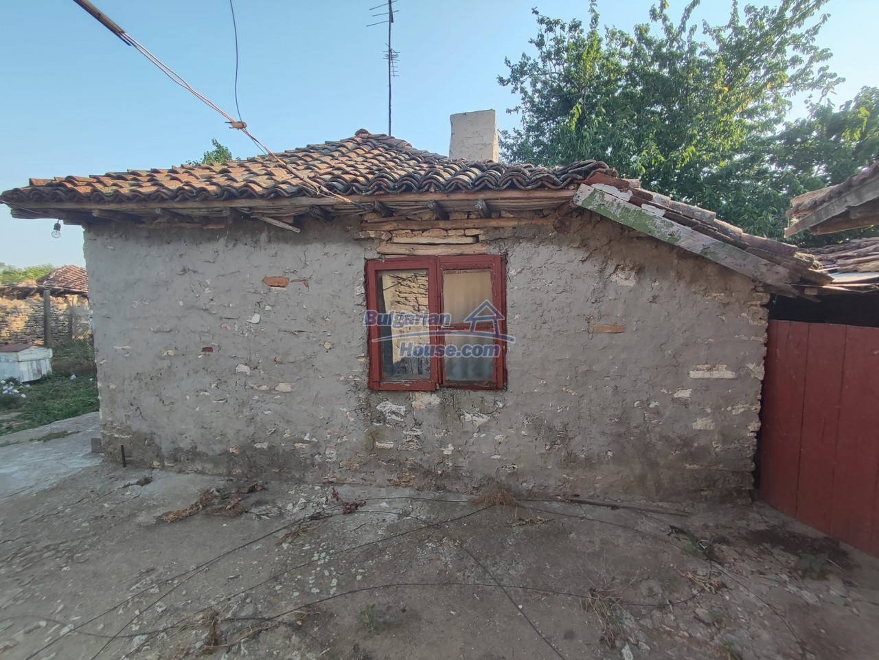 14143:20 -  OLD HOUSE WHIT BIG  yard ONLY 8 km from the sea