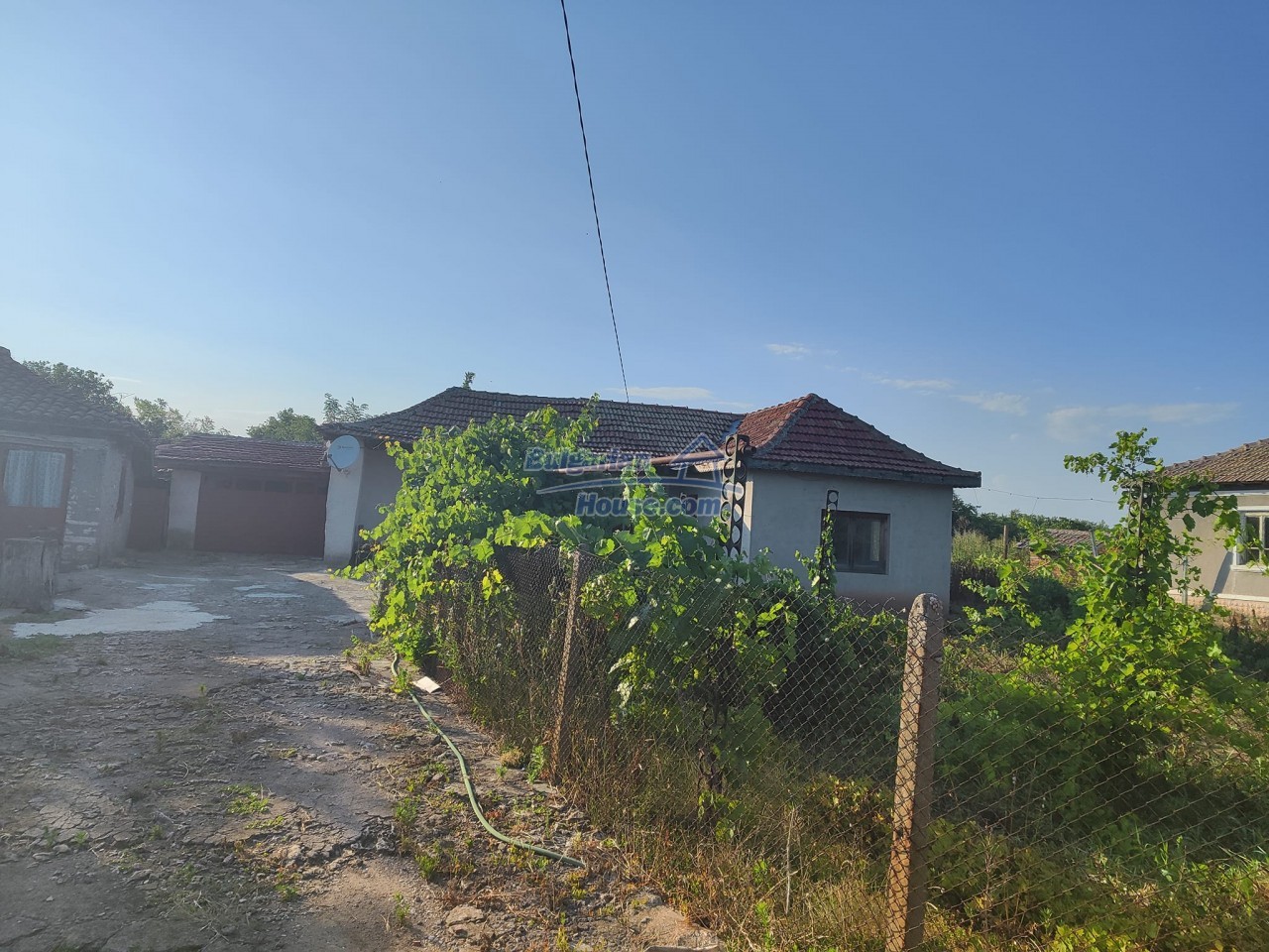 14143:19 -  OLD HOUSE WHIT BIG  yard ONLY 8 km from the sea