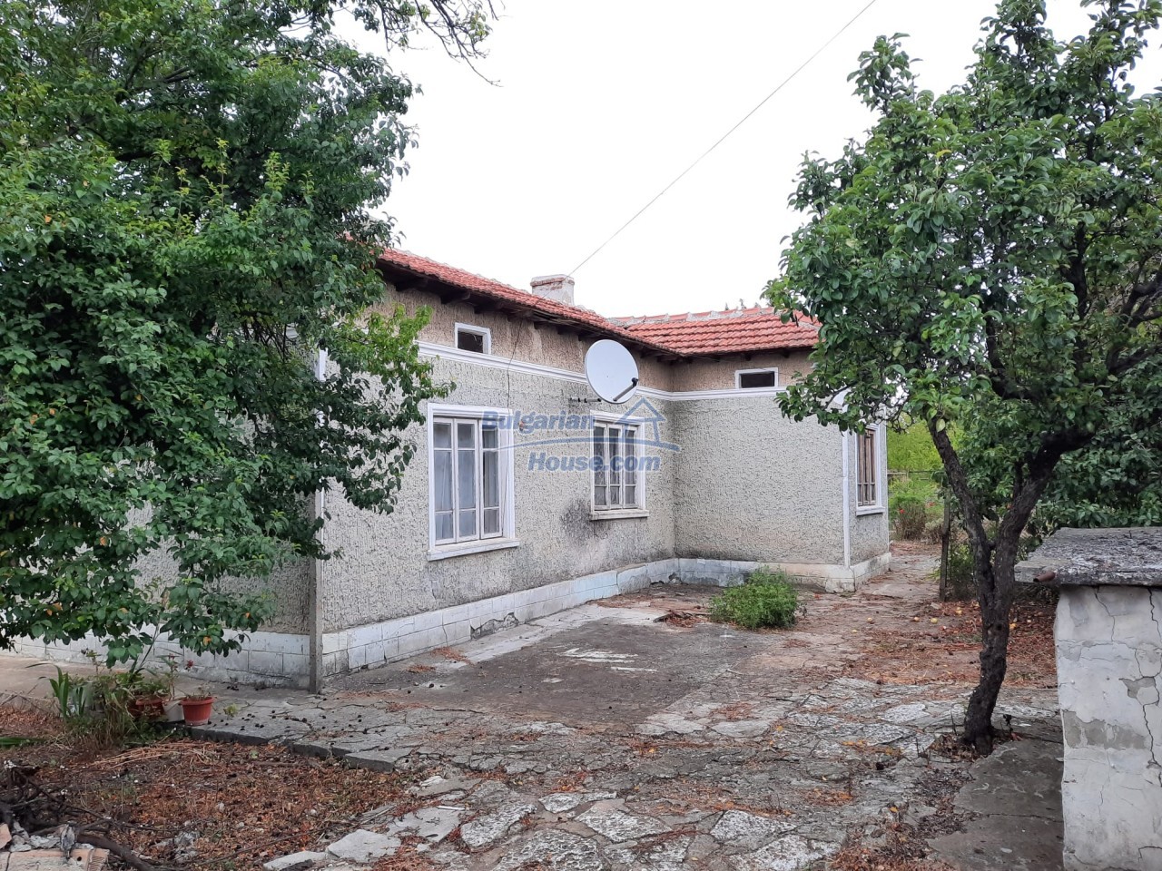 14255:1 - Cheap property with a good roof only 35 km from Balchik
