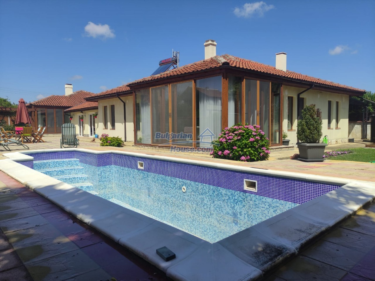 14258:1 - Property with a pool, two houses, 6 km from Balchik