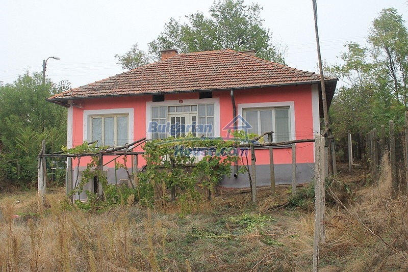 14465:1 - Cheap Bulgarian house with barn near banks of Danube river