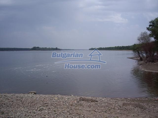 14465:28 - Cheap Bulgarian house with barn near banks of Danube river