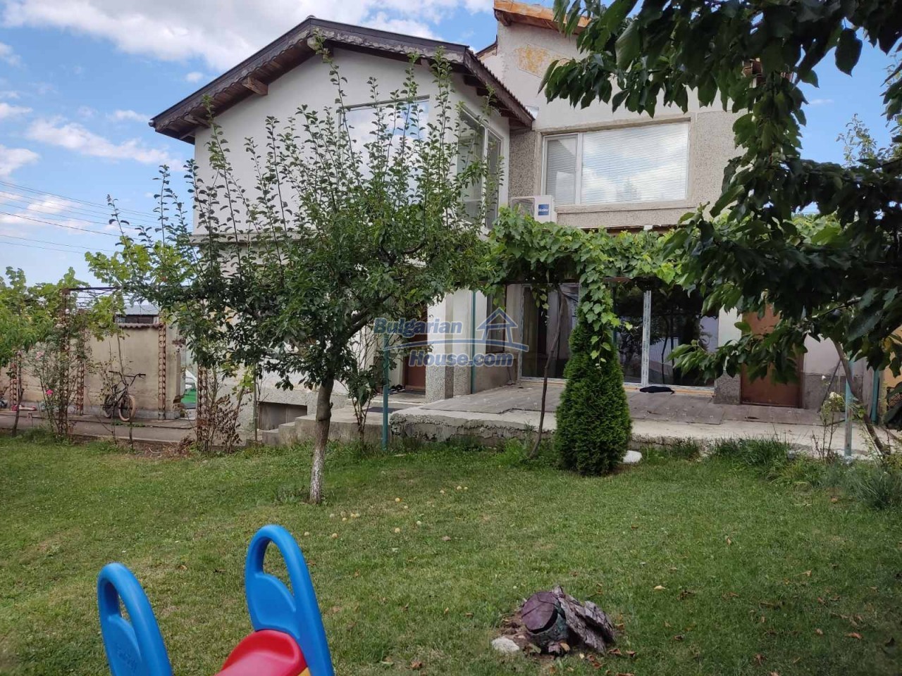 14504:1 - Three-storey house with a garage 38 km from the sea, Dobrich