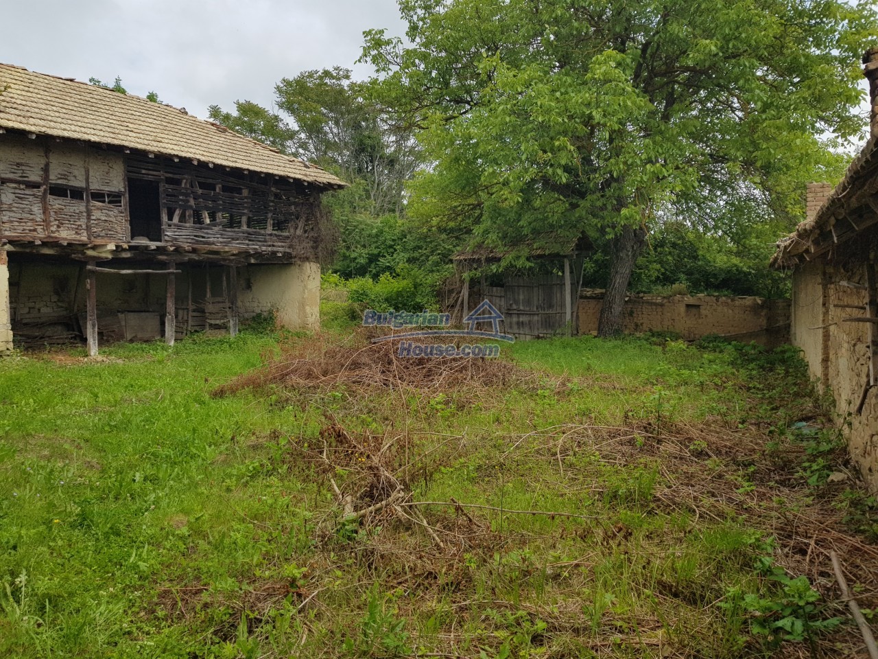14540:26 - Bulgarian house with a big barn in Konak village nice views