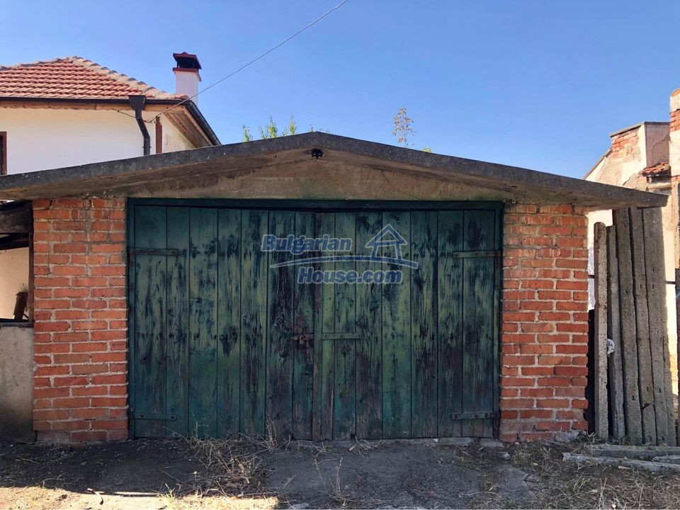 14561:10 - Bulgarian properties - house with a garage 18km from Yambol