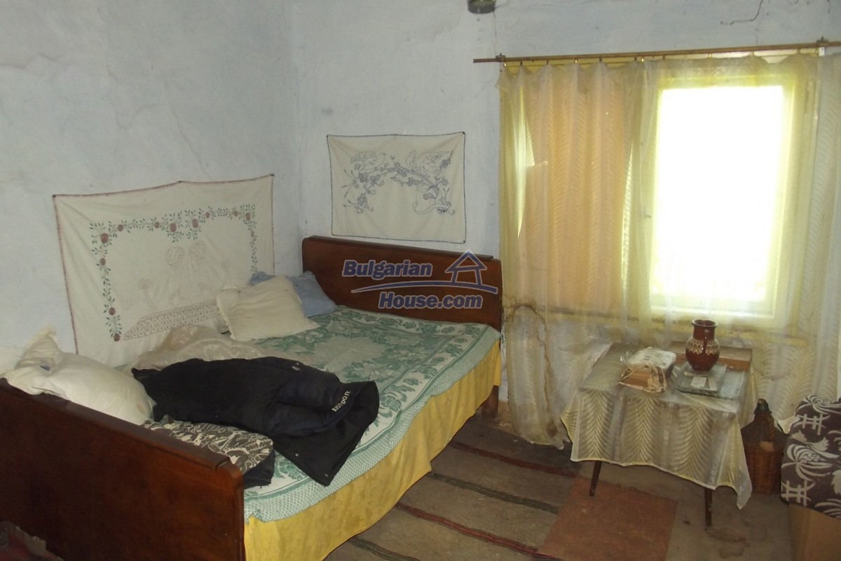 14579:30 - Cheap Bulgarian house for sale 100 km from Sofia , Vratsa region