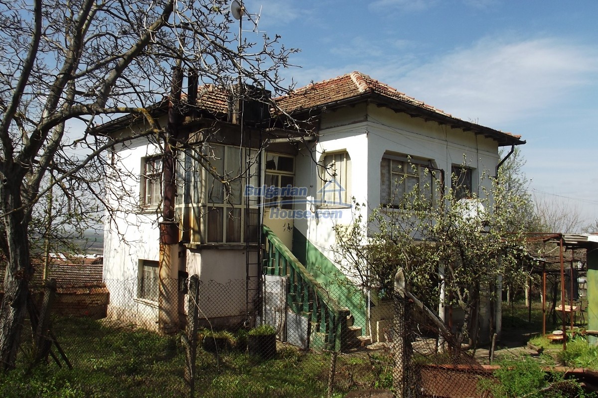 14591:2 - House with big plot and distant views of the Danube river