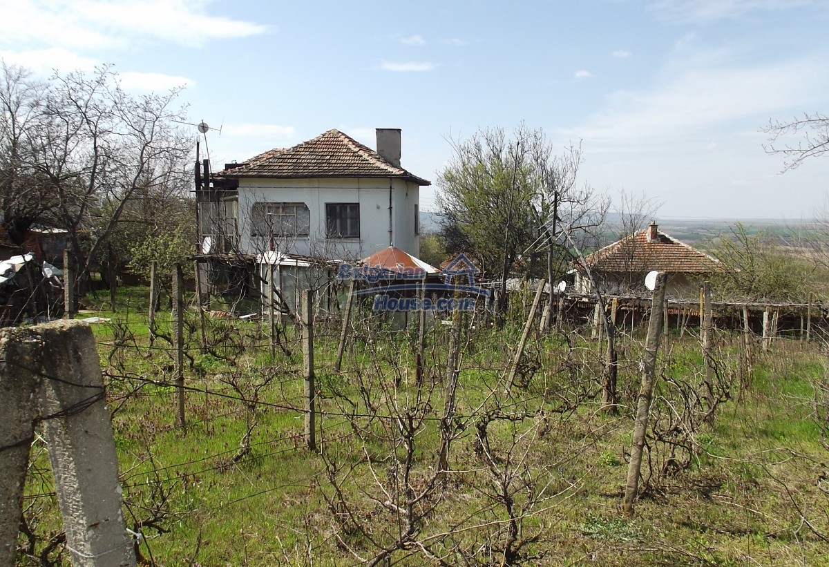 14591:8 - House with big plot and distant views of the Danube river