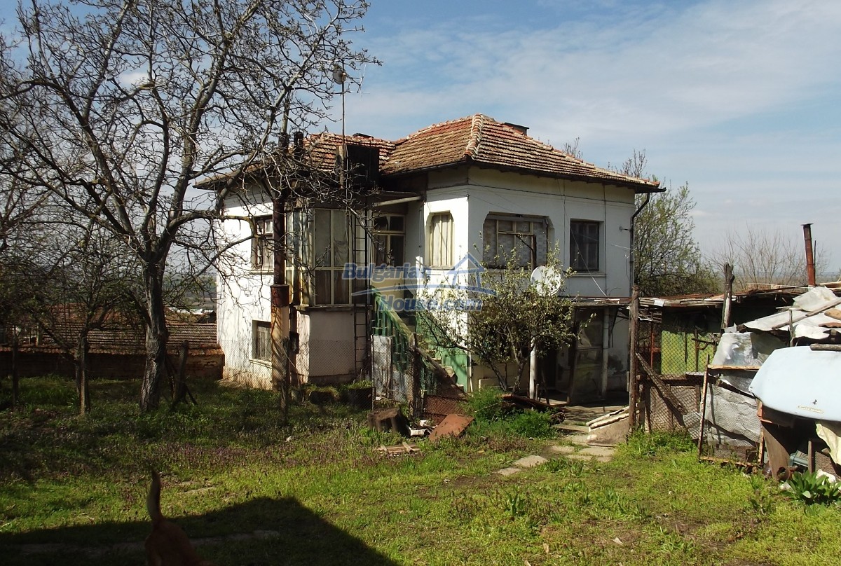 14591:3 - House with big plot and distant views of the Danube river