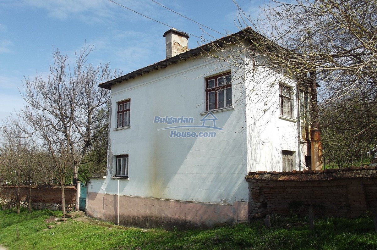 14591:9 - House with big plot and distant views of the Danube river