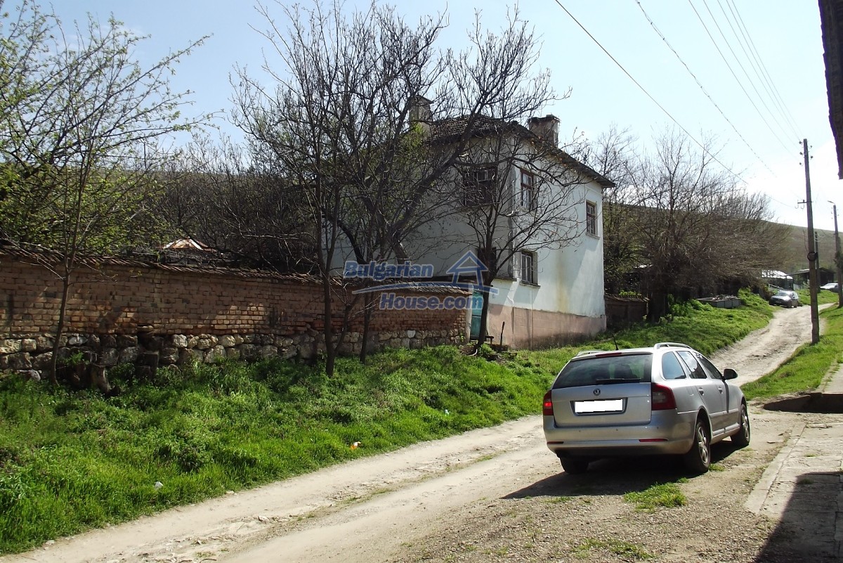 14591:14 - House with big plot and distant views of the Danube river