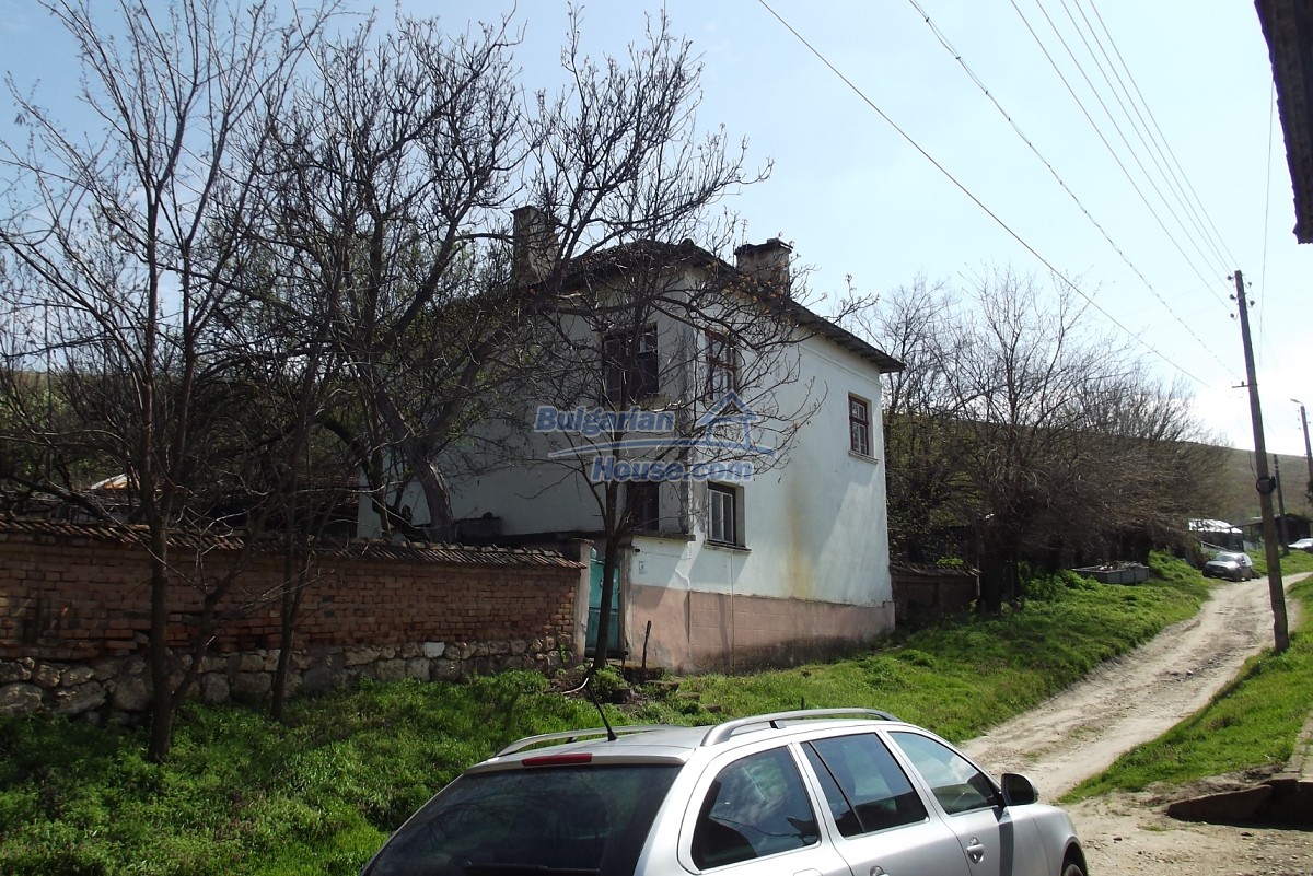 14591:13 - House with big plot and distant views of the Danube river