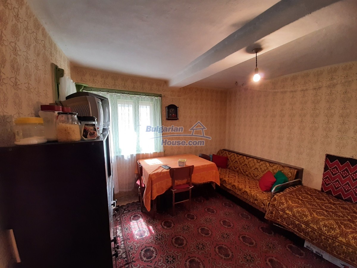 14591:31 - House with big plot and distant views of the Danube river