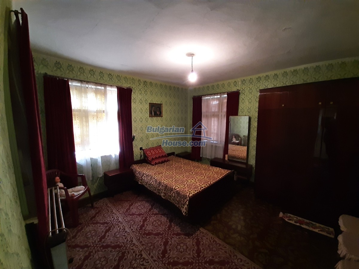 14591:45 - House with big plot and distant views of the Danube river