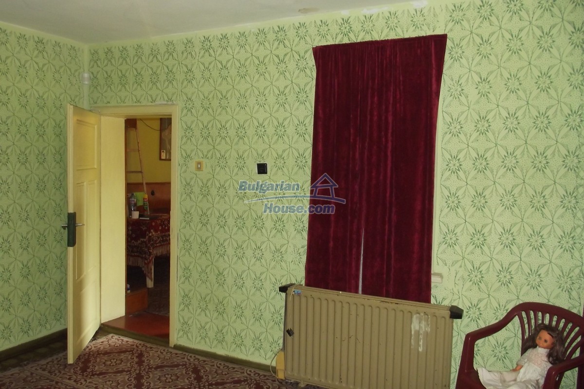 14591:57 - House with big plot and distant views of the Danube river