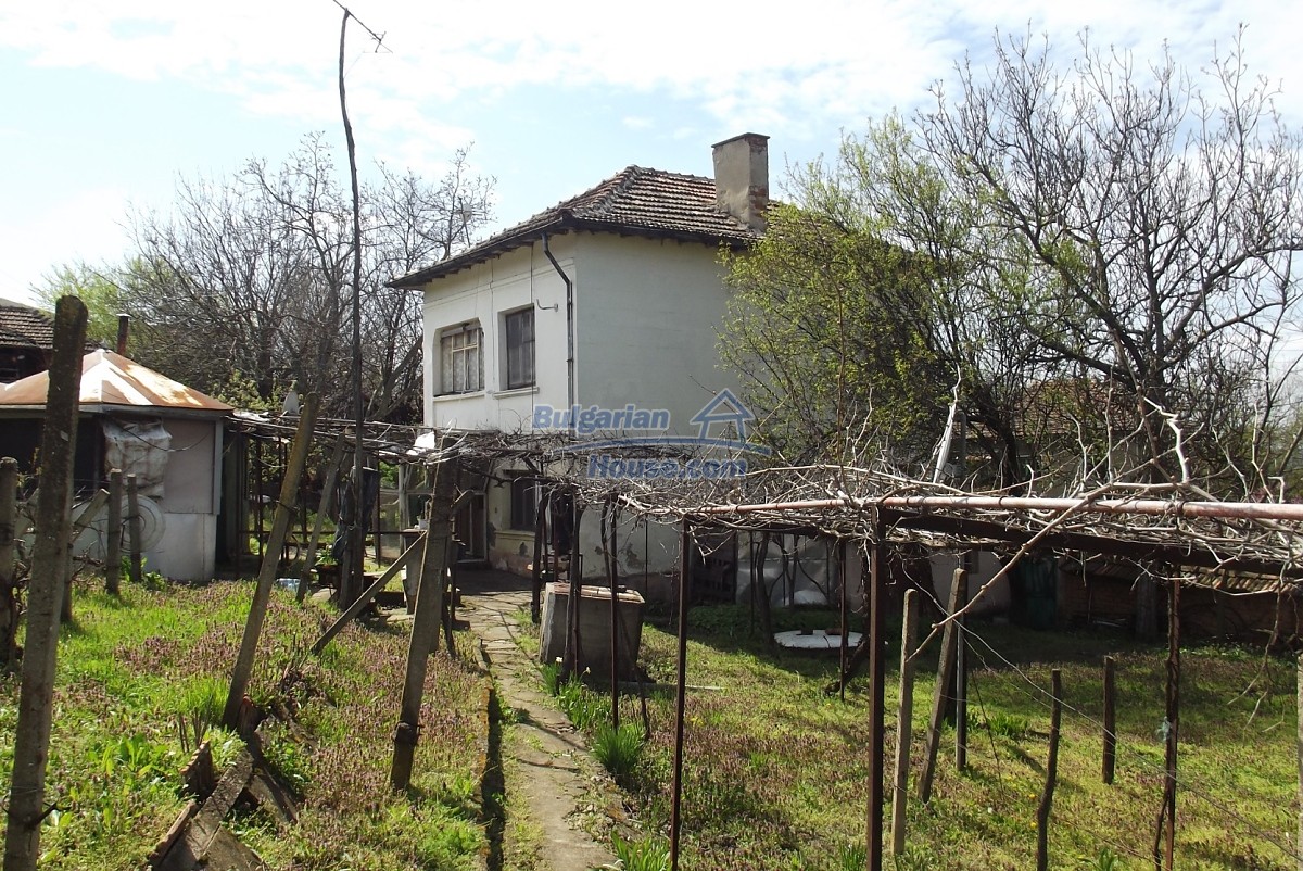 14591:60 - House with big plot and distant views of the Danube river