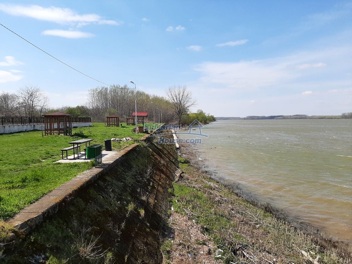 14591:67 - House with big plot and distant views of the Danube river