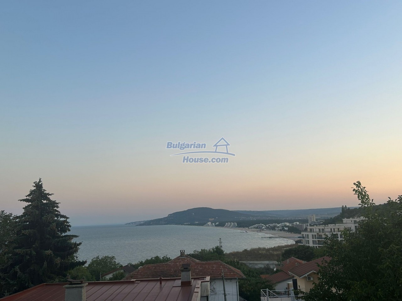 14610:16 - Three-storey house with pool and sea view, villa area of BALCHIK