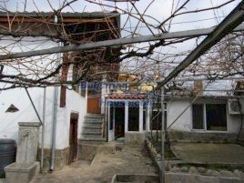 Houses / Villas for sale near Kazanlak - 10553
